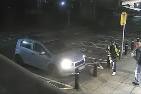 英国77岁老先生，晚间取款遇抢匪，毫无畏惧拳击打跑那家伙视频封面