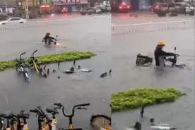 东莞遭到暴雨来袭，外卖小哥雨中坚持送餐，水淹半身推车艰难前行