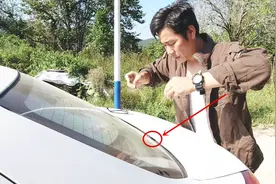汽车钥匙落在后备箱了怎么办？小伙教你这一招，轻松可以搞定视频封面
