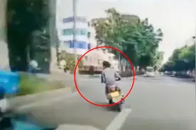 广东两“飞车贼”街头扯走路人金项链，过路司机一路狂追将其撞翻视频封面