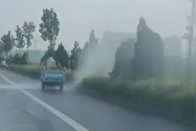 洒水车司机不顾路人一直喷水，市民骑车一身全湿，现场一幕让人气视频封面