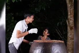 这夏威夷果，层层剥开搅碎做成小猪饼，香脆又甜蜜