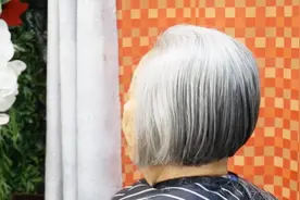 80岁头发花白奶奶，剪款波波头发型，不染也很美对吗？