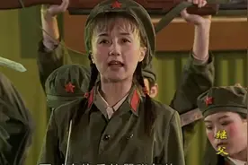 美女一身军装英姿飒爽，真是巾帼不让须眉，英气逼人！视频封面