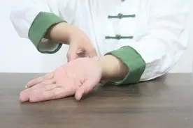 睡觉爱出汗？手腕1个穴，睡前点1点，滋阴清热，养血安神，更清爽视频封面
