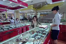 劝和小组：富婆瞧不起售货员，怒摔柜台手镯，得知赔偿金额后哭了视频封面