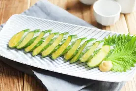 在家自制日式小咸菜，只用一根黄瓜，搭配芥末酱油，腌渍一下即可