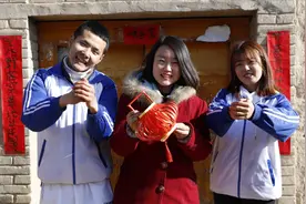 学生来老师家拜年，学霸的灯笼和学渣的手工鞭炮，哪个更胜一筹？视频封面