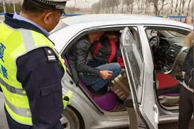 5座私家车，坐5个大人再抱个孩子算不算超载，交警给足准确答案视频封面