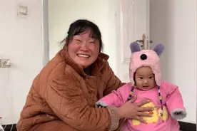 涵涵现在自己抬步走了，大姐喜欢的不得了，小飞再不回来都会跑了视频封面