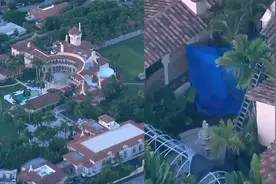 航拍：FBI突查特朗普海湖庄园，室外无人走动，一处被盖蓝布遮挡视频封面