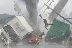 盘点狂风暴雨爆发的骇人瞬间，屋顶被瞬间吹走，简直太可怕了！视频封面