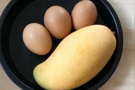 芒果不要直接吃了，加3个鸡蛋，锅铲搅一搅，蓬松柔软，满屋飘香