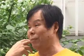 老伯一口牙齿被磨平，导致门牙松动无法咬食，吃饭全靠“塞”！视频封面