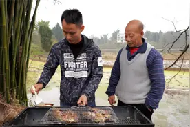 厨师长教你：“乡村烤鱼”的家常做法，味道很赞，先收藏了视频封面