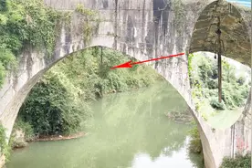100多年的古桥下竟然悬挂一把宝剑，至今不腐烂，为什么悬挂宝剑视频封面