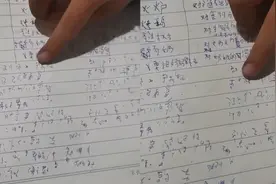 男孩写字如鬼画符自己却能读出来，母亲：感觉又气又想笑视频封面