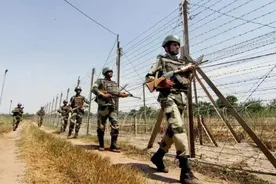 尼泊尔这次下狠手了！印度人在边境遭遇枪击，一人重伤紧急送医视频封面