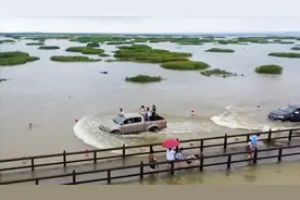 鄱阳湖再现“最美水上栈道” 大雨让湖水猛涨