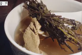 这种草我们叫疳草，老人家最爱放瘦肉一起煲给孩子喝，营养又好吃视频封面