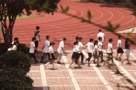 双减后第一个周末，培训机构几多变化，学生们又在忙啥视频封面