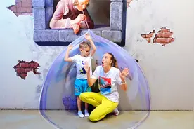 小男孩和妈妈来到壁画博物馆，竟然被泡泡困住了，该怎么逃出来啊