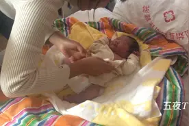 小宝宝出生第一次拉臭臭，妈妈和小姑子帮忙换尿布，婆婆倒尿袋