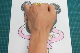 用手掌放在A4纸手绘叶罗丽公主Q版，简单好玩又帅气的手势画视频封面