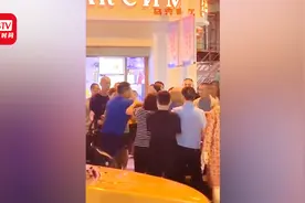 警方辟谣三亚一餐厅“不接待中国人” 顾客醉酒并吸烟遭拒引冲突视频封面