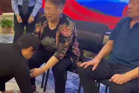 平顶山夫妻与儿子失散41年终相认：见面拥抱痛哭，儿子下跪谢父母