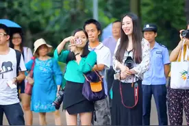 大学校园，老师突然唱响老歌《童年》送别毕业生感动全场，致青春