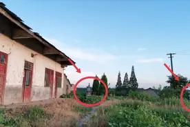 实拍湖北农村，房子前面就是坟墓，这样的房子给你10万敢住吗？视频封面