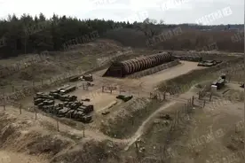 航拍现场 |俄军控制一处乌方军事基地，缴获坦克兵车及4500吨弹药视频封面