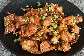 蒜香五花肉的做法，香脆爽口，比饭店的还好吃，做法简单易懂