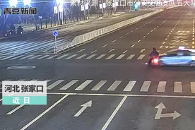男子骑车被汽车撞断4根肋骨，交警：电动车全责，赔别人3000元！视频封面