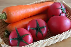 夏天的西红柿这样吃，加上胡萝卜，拉丝又鲜香，儿子把盘子都舔光