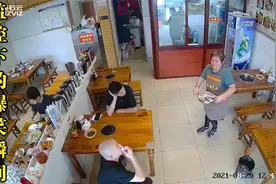 搞笑：监控下的灵魂爆笑瞬间，大妈的端菜手法，太意外了视频封面