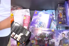 长沙一10岁小孩花上千元购买奥特曼游戏卡片，父亲得知当场气炸视频封面