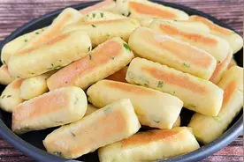 葱香手指饼，既能当主食也能当零食，无油无糖，营养健康又好吃视频封面