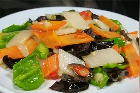 山药木耳和胡萝卜简单炒一炒，3分钟出锅，清爽解腻，营养又美味视频封面