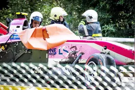赛车被撞成碎片！22岁法国车手在F2锦标赛中因事故丧生视频封面