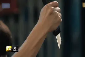 男孩向女孩表白失败，突然脱光自己的衣服并掏出刀子视频封面