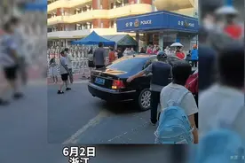 放学时段一轿车经过学校门口，一直在狂按鸣喇叭。视频封面