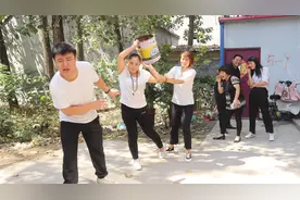 小伙帮朋友妻子挑水，被碎嘴子村民看到乱说，婆婆连忙回家视频封面