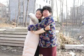 女友拒绝男友见家长，男友登门明白其中隐情，这才是爱情的模样视频封面