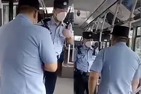 女子疑健康码异样拒下公交，扬言要警车送直怼民警：我挣得比你多视频封面