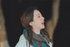 央视主持人李思思穿旗袍，身材曼妙婀娜多姿，里面却穿着秋裤御寒视频封面