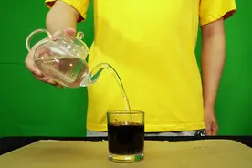 神奇魔术：为什么白开水能直接变成可乐？演示后真简单