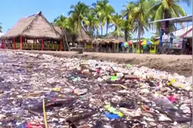 度假天堂变“垃圾地狱”！大规模垃圾海啸侵袭洪都拉斯黄金海滩
