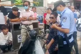 电动车追尾责任咋定？郑州两电动车擦碰前车人受伤，后车赔300元视频封面